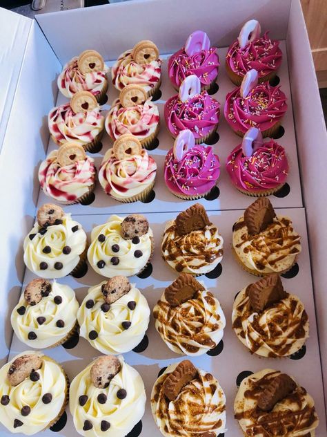 Cupcake Pop Up Shop Display, Baking Ideas To Sell, Chocolate Cupcake Decoration, Creative Cupcakes Ideas, Maryland Cookies, Aesthetic Cupcakes, Flavoured Cupcakes, Cupcakes Photography, Cupcake Flavours