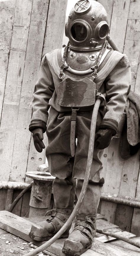 Standard diving dress - Wikipedia Deep Sea Diving Suit, Diver Art, Jacques Yves Cousteau, Navy Diver, Deep Sea Diver, Diving Helmet, Deep Sea Diving, Scuba Diving Equipment, Diving Suit