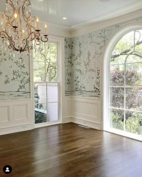 Lacquer Ceiling, Jenkins Interiors, De Gournay Wallpaper, Dining Room Wallpaper, Room Refresh, Chinoiserie Wallpaper, Elegant Dining Room, Beautiful Windows, Empty Room