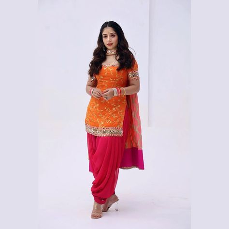 Ladies Suits Indian, Punjabi Dress Design, Simple Indian Suits, Patiala Dress, Suit Dupatta, Long Sleeve Dresses Fall, Patiala Suit Designs, Diwali Outfits, Patiala Suit