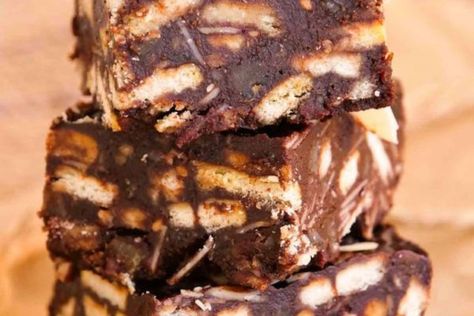 Fridge Cake Recipe, Chocolate Fridge Cake Recipes, Fridge Biscuits Recipes, Chocolate Refrigerator Cake, Rich Tea Biscuits Recipes, Fridge Cake No Bake, Fridge Desserts, Chocolate Tiffin Recipe, Chocolate Fridge