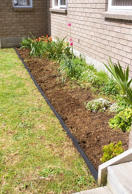 Simple and easy garden edging featured on Remodelaholic.com Timber Garden Edging, Wood Garden Beds, Things Paint, Flower Bed Edging, Landscape Timbers, Diy Garden Bed, Landscape Borders, Landscape Edging, Lawn Edging