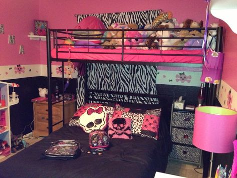 Gyaru Room Ideas, Scene Room Ideas, Scene Room Emo, Scene Room Decor, Y2k Bedroom Decor, Mcbling Room, Trashy Y2k Bedroom, 2000s Bedroom, Emo Room