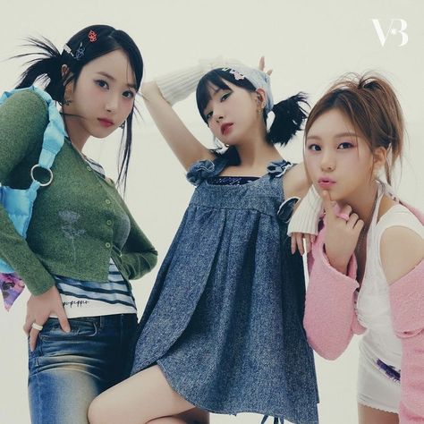 Y2k Photoshoot, Viviz Sinb, Icon Y2k, Vibe Magazine, G Friend, Kpop Girl Groups, New Girl, Photo Magazine, South Korean Girls