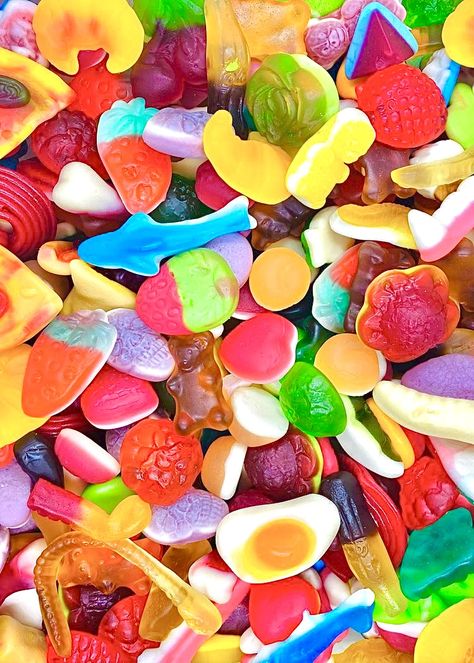 Jelly Candies, Candy Salad, Gummi Candy, Gummy Sweets, Candy Background, Gummy Candies, Rainbow Treats, Jelly Candy, Rainbow Candy