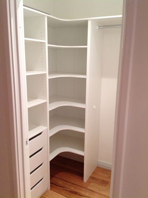 Corner Shelving Ideas, Corner Closet Shelves, Master Closet Design, Corner Closet, Corner Wardrobe, Armoire Dressing, Reach In Closet, Closet Design Layout, Closet Renovation