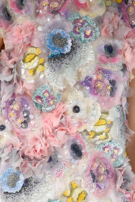 Chanel Detail Couture, Creation Art, Wooden Plate, Couture Embroidery, Textile Texture, All Languages, Chanel Haute Couture, Couture Mode, Couture Details