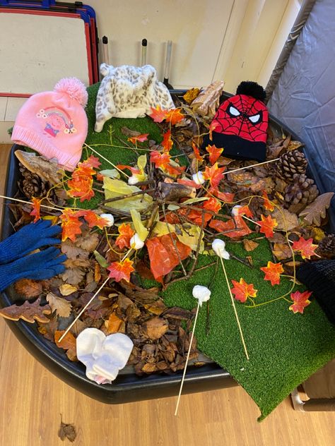 Seasons Tuff Tray Ideas, Firework Art Eyfs, Bonfire Tuff Tray Ideas, Firework Tuff Tray, Bonfire Night Preschool Activities, Bonfire Eyfs Activities, Bonfire Activities For Kids, Bonfire Night Tuff Tray, Firework Activities Eyfs