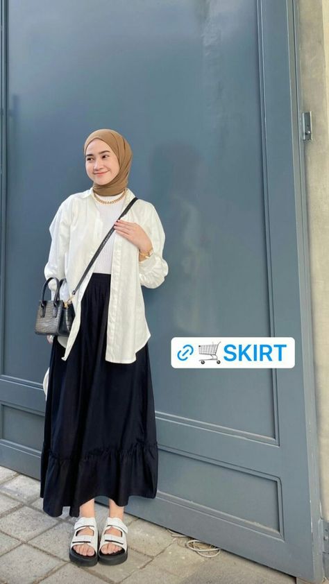 Outfit Rok Hitam, Kemeja Outfit, Kaos Rib, Uniqlo Women Outfit, Ootd Lebaran, Hijab Gown, Outfit Ngampus, Ootd Korean Style, Study Tour