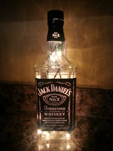 Jack Daniel Centerpieces, Jack Daniels Bottle Wedding Centerpieces, Jack Daniels Wedding Centerpieces, Whiskey Bottle Wedding Decor, Jack Daniels Centerpiece, Jack Daniels Wedding, Festa Jack Daniels, Jack Daniels Party, Jack Daniels Birthday