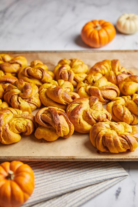 Pumpkin Cinnamon Twists, Pumpkin Knot Rolls, Pumpkin Twists Recipe, Pumpkin Knots, Pumpkin Twists, Cinnamon Knots, Baking Autumn, Pumpkin Pizza, Cinnamon Twists