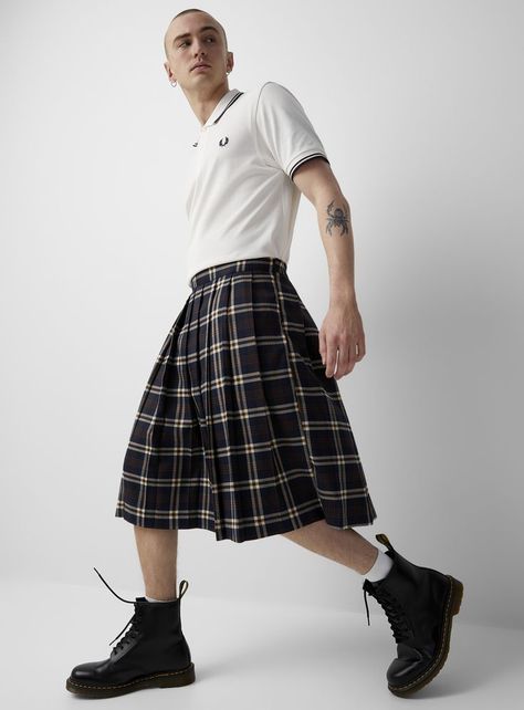 Men In Skirts Fashion, Men In Skirts, Genderqueer Fashion, Guys In Skirts, 2007 Fashion, Men Wearing Skirts, Kilt Outfits, Genderless Fashion, Queer Fashion