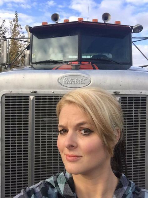 Lisa Kelly Ice road trucker Lisa Kelly Trucker, Kaley Cuoco Hair, Women Truck Driver, Jennifer Aniston Videos, Female Trucks, Lisa Kelly, Deni Denials, Girl Trucker, Girls Driving