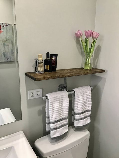 Are you looking for a unique bathroom piece? We have it!! This modern, rustic design, double towel bar holder with shelf is a practical combination of 2 things in one. We have a must needed double hand towel bar with an extra whitewashed shelf for holding candles, a toilet paper, a small flower pot, a small picture frame and much more. The neat combination of wood and pipe will make everyone stop, stare and wonder! Please take a look at our matching mirror and light fixture: www.etsy.com&#... Farmhouse Towel Bars, Rustic Towel Rack, Toallero Ideas, Bathroom Hand Towel Holder, Glamorous Bathroom, Pipe Shelving, Bath Rack, Rustic Farmhouse Bathroom, Primitive Bathrooms