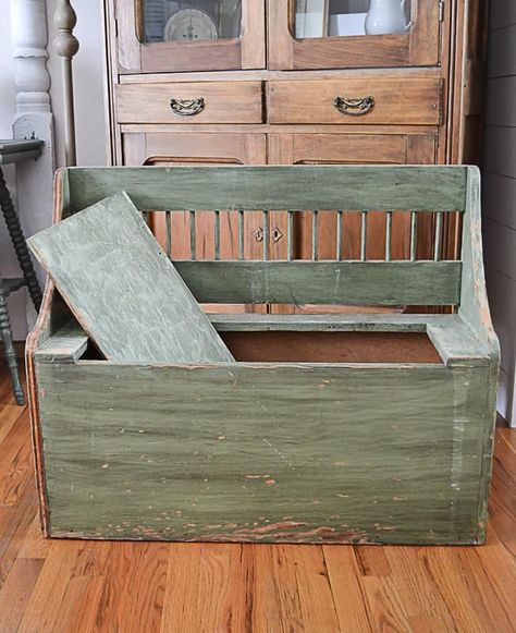 A wooden toy box is the perfect solution for storing all the toys that come with little kids. This wooden toy box makeover was easy to do. Click over to see the color and paint brush that made this makeover happen. Diy Wood Toy Box Ideas, Toy Box Repurpose Ideas, Toy Box Makeover Wooden, Vintage Toy Box Ideas, Repurposed Toy Chest, Toy Box Painting Ideas, Refinish Toy Chest, Toy Chest Makeover, Painted Toy Box Ideas