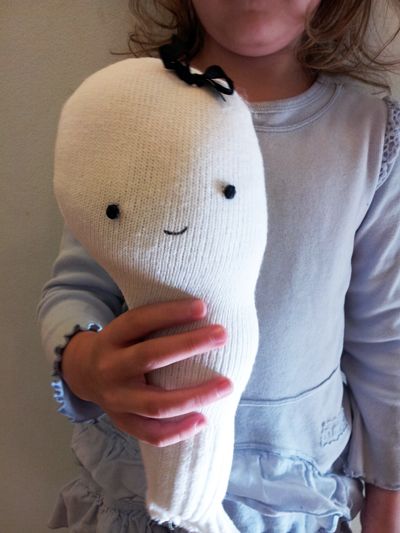 AAAAHH adorable tube-sock ghostie. Ghost Sock Craft, Sock Ghosts Craft, Sock Ghost, Angry Chicken, Ghost Flower, Chicken Halloween, Sewing Club, Ghost Crafts, Sock Doll