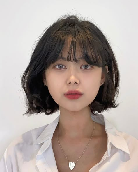 French Bob With Bangs Asian, Short Hair Wavy Bangs, Wavy Bob With Bangs Round Face, Bob With Bangs Asian, French Bob Asian Hair, French Bob Asian, Asian Bob With Bangs, Asian Bob Haircut Round Faces, Chin Length Hair Round Face