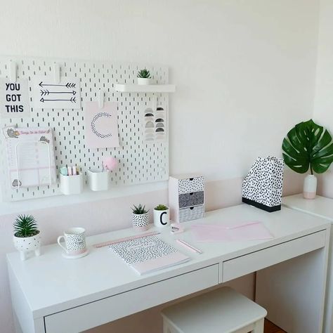 Simple Desk Organizer, Wand Organizer, Study Room Design, Study Place, Desk Inspo, Dekorasi Kamar Tidur, College Room, Office Room Decor, Room Desk