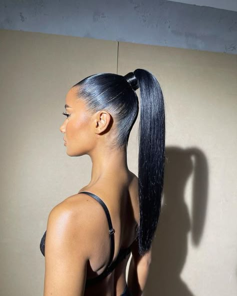 Chic Slick Back Ponytails: Elevate Your Style with These Stunning Looks Black High Ponytail Hairstyles, Tight Ponytail Hairstyles, Wedding Bridesmaids Hairstyles, Runway Avant Garde, Tight Ponytail, Silk Ponytail, Sleek High Ponytail, Back Ponytail, Wedding Ponytail