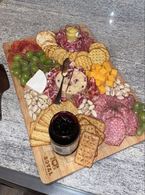 Charcuterie Board With Jam, Jam Charcuterie Board, Wine Jam, Cheese Board Easy, Cheese Wine, Pumpkin Party, Food Platters, Charcuterie Boards, Food App