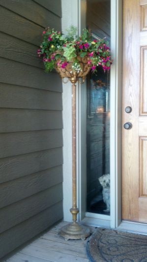 Repurposed lamp stand becomes the perfect welcome garden for your front door. <3 Repurposed Lamp, Upcycle Garden, Garden Containers, Outdoor Planters, Garden Crafts, Outdoor Projects, Artificial Plants, Garden And Yard, Yard Decor