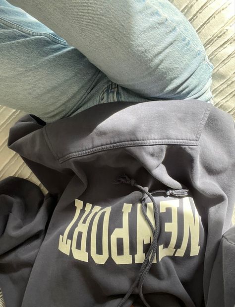 Grayish blue hoodie and light wash high rise jeans outfit Brandy Melville Sweatshirt Outfit, Brandy Melville Hoodie Outfit, Brandy Hoodie, Clothing Room, Thrift Manifest, Jeans Brandy Melville, Brandy Melville Sweatshirt, Brandy Melville Hoodie, 90s Straight Jeans