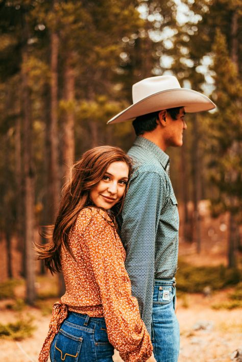 Playful Couple Photoshoot, Engagement Photos Plus Size Bride, Cute Couple Picture Ideas, Casual Couples Photoshoot, Country Couple Photos, Western Engagement Pictures, Western Couple Photoshoot, Western Engagement Photos, Creative Photo Ideas