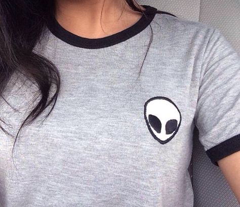 Aliens are friends- must have!!  https://www.etsy.com/listing/243753419/aliens-are-friends-hipster-shirt Alien Patch, Grey Alien, Alien Shirt, Tumblr Outfits, Summer Blouses, Printed Blouse, Teen Fashion, Brandy Melville, Brandy