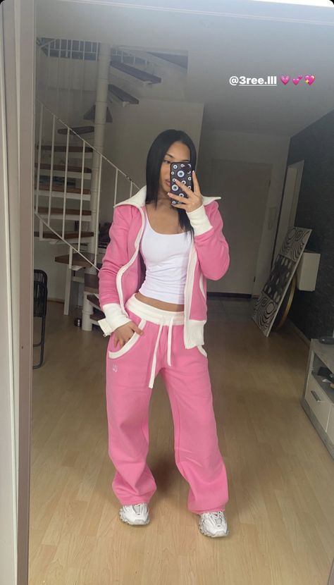 Pink Loungewear Aesthetic, Pink Sweatpants Outfit, Sweatpants Aesthetic, Pink Loungewear, Clueless Outfits, Sweatpants Outfit, Cute Lazy Day Outfits, Simple Trendy Outfits