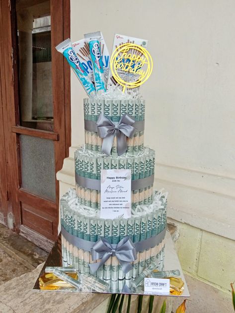 Money tower @anchicraft Happy Birthday Money Gift, Money Tower Cake, Tart Snack Buket, Tower Snack Birthday, Diy Candy Cake Tower, Snack Tower Ideas, Snack Cake Tower Birthday, Money Cake Birthday, Bucket Money