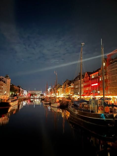 #copenhagen #danmark #aesthetic #night Copenhagen Night Aesthetic, Danmark Aesthetic, Copenhagen Denmark Aesthetic, Copenhagen Trip, Denmark Aesthetic, Copenhagen Aesthetic, Denmark Travel, Uni Life, Night Pictures