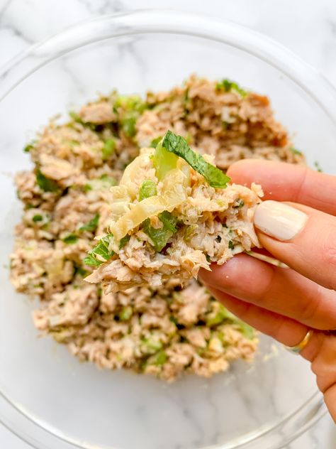 The Best Mayo-Free Tuna Salad. (Paleo, Dairy Free, Gluten Free) - Kathleen Ashmore Kathleen Ashmore, Tuna Dip, Classic Tuna Salad, Oil Making, Dairy Free Gluten Free, Delicious Lunch, Summer Eating, Lunch Salads, Yummy Lunches