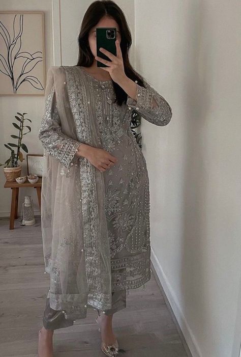 Eid Dress Ideas, Dresses High Fashion, Eid Outfit Ideas, Dresses Pakistani, Pakistan Dress, Dresses Fancy, Fancy Suit, Crochet Cable, Desi Fashion Casual