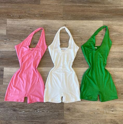 WWW.BADDIEVILLE.COM on Instagram: “Loving how you can wear our Holly Halter Romper (Rose) multiple ways💖Rose, Ivory or Kelly Green?😍” Casual Rompers Outfit, Rompers Outfit, Neat Casual Outfits, Jacket Outfit Women, Halter Romper, Big Girl Fashion, Casual Rompers, Romper Outfit