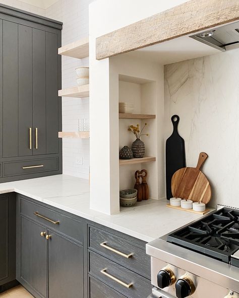 Practical Kitchen Ideas, Kitchen Niche, Modern Farmhouse Kitchen, Kitchen Hoods, Kitchen Island Design, Small Shelves, Grey Cabinets, Pantry Design, Modern Farmhouse Kitchens