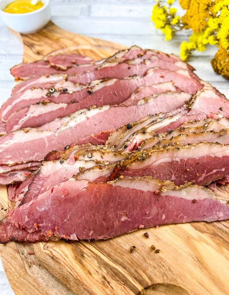 Homemade Montreal Smoked Meat Healthy Smoked Meat, Montreal Smoked Meat Sandwich Recipe, Smoked Brisket Injection Recipe, Montreal Smoked Meat Recipe, Smoked Brisket Flat, Montreal Smoked Meat, Montreal Smoked Meat Sandwich, Curing Bacon, Turkey Lunch Meat