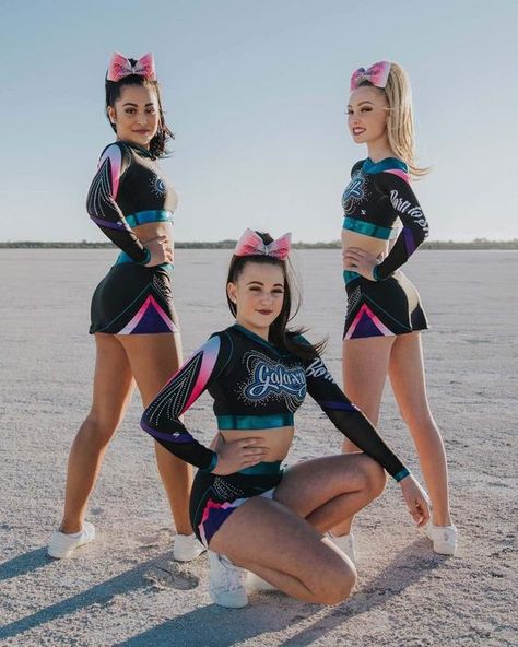 Cheerleader Photoshoot Ideas, Cheerleader Photoshoot, Cheer Goals, Gymnastics Uniforms, Cheerleading Poses, Cheer Team Pictures, Cheer Photography, Cheer Pics, Cheerleading Photos