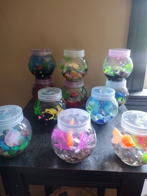 Homemade Aquarium, Nanny Activities, Fake Fish Tank, Bowls With Lids, Mini Aquarium, Chicken Nugget, Crafts Decor, Water Beads, Plastic Bowls