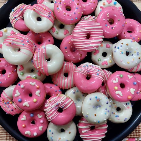 Donut Themed Baby Shower Ideas, Diy Baby Shower Ideas, Donut Decorating Ideas, Pink Cake Pops, Pink Mason Jars, Kitty Theme, Pom Pom Decorations, Coloured Icing, Mini Doughnuts