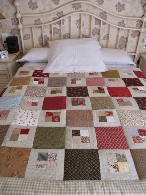 La finalidad de esta colcha es aprovechar todos los retales que tenemos en casa y que a lo largo de los años hemos ido acumulando . ... Patchwork Bedsheets, Patch Work Bedsheets, Patchwork Tutorial, Crazy Quilt Blocks, Scrappy Quilt Patterns, Scrap Quilt Patterns, Patchwork Patterns, Quilted Pillow, Quilting For Beginners