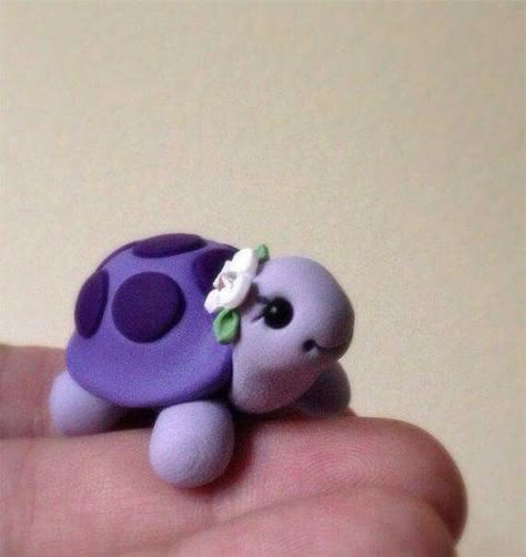 Purple turtle! Fimo Kawaii, Polymer Clay Kunst, Crea Fimo, Polymer Clay Figures, Sculpey Clay, Polymer Clay Animals, Clay Figurine, Clay Animals, Clay Ornaments