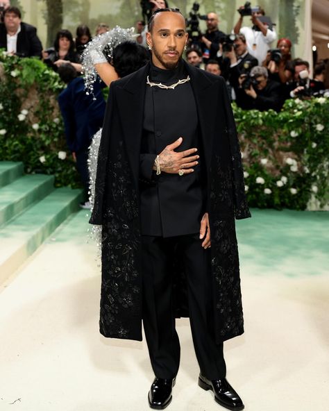 We came, we saw, we experienced the #MetGala2024. 💭 This year’s event gave us much to discuss, from extreme proportions to unexpected textures to plenty of red-carpet drama. Which outfit was your favourite? Head to the link in bio for the most standout looks from fashion’s biggest night. 📸: Courtesy of Getty, Stella McCartney, Burberry, Swarovski, Loewe, Balenciaga Hamilton Outfits, Met Gala Outfits, Gala Outfit, Met Gala Red Carpet, Elsa Pataky, Rebecca Ferguson, Best Dressed Man, Jaden Smith, Red Carpet Look