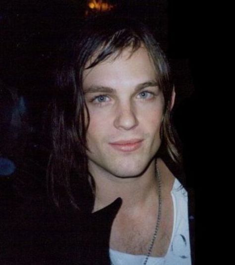 I loved his hair like this - I was shocked when I saw them live and he'd just cut all his hair off. I bet his wife made him do it! Caleb Followill, Happy Alone, Kings Of Leon, Inked Men, Long Hair Styles Men, Great Bands, Lead Singer, Man Crush, Cool Bands