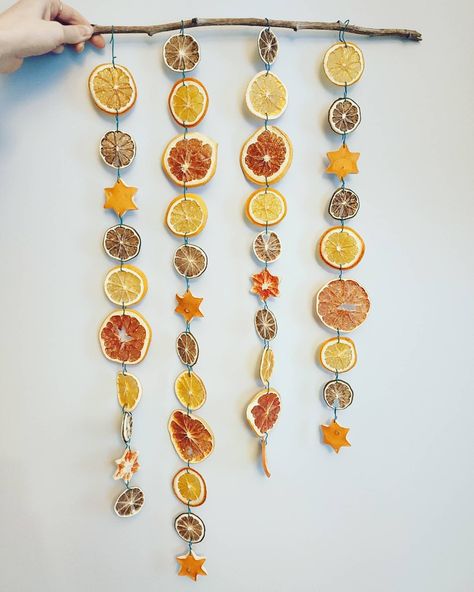 Citrus Garland, Diy Crafts To Do, Garland Decor, Christmas Garland, Cute Crafts, Lithuania, Fall Crafts, Hanging Wall Decor, Wall Hangings