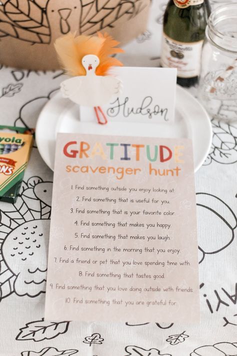 Friendsgiving Thankful Ideas, Thanksgiving Lunch Decor, Thanksgiving Table Diy Decor, Kid Thanksgiving Table, Thanksgiving Bible Crafts For Kids, Thanksgiving Craft Ideas For Seniors, Friendsgiving Kids Table, Friendsgiving Class Party, Thanksgiving Family Traditions Ideas