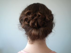 When you add the curly locks, this really looks like a Gibson Girl-- just lift it up higher for the real McCoy!!! Tuck Hairstyle, Vintage Tutorial, Gibson Girl Hair, Gibson Tuck, Historical Hairstyles, Flat Top Haircut, Edwardian Hairstyles, Vintage Hairstyles Tutorial, Victorian Hairstyles