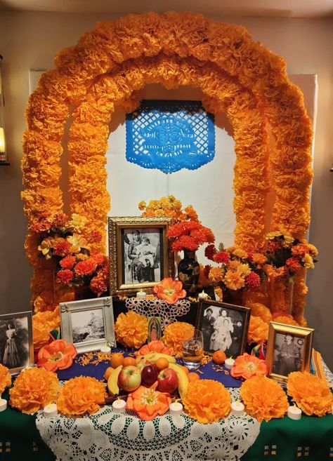 Dia De Los Muertos Alters Ideas, Day Of The Dead Arch Diy, Ofrenda Ideas Diy Small House, Dia De Los Muertos Altar Ideas Diy, Diy Ofrenda, Offrenda Table Ideas Decor, Simple Ofrenda, Simple Ofrenda Ideas, Small Ofrenda Ideas