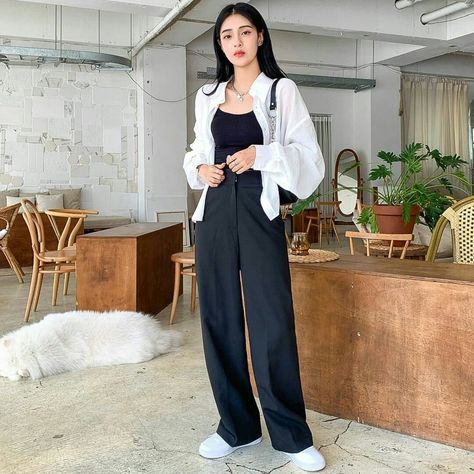 Tshirt And Pants Outfit, Korean Daily Outfit, Classy Street Style, Minimalistic Outfits, Girls Attire, Style Korea, 50s Style, Causual Outfits, Streetwear Fashion Women