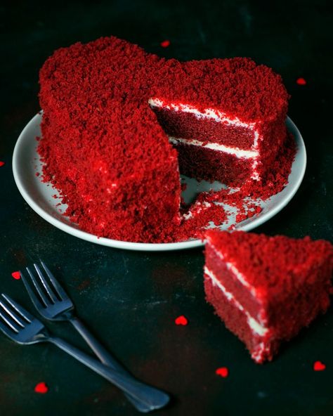 Heart shaped red velvet cake on dark Bolo Red Velvet, Red Cake, Cream Cheese Icing, Cake Online, Cake Images, Velvet Cake, Red Velvet Cake, Cooking Art, Pound Cake