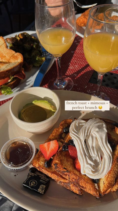 Mimosa Astethic, Brunch Mimosas Aesthetic, Mimosa Brunch Aesthetic, Boujee Breakfast, Brunch Aesthetic Instagram, Brunch Pictures Instagram, Aesthetic French Toast, Mimosas Aesthetic, Mimosa Aesthetic